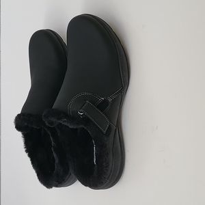Clarks Roseville clog, size 9 cozy faux shearling lining. Black NNT